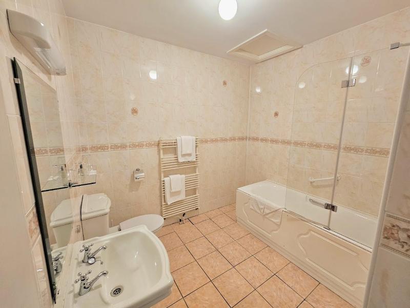 Standard Twin Room image 2