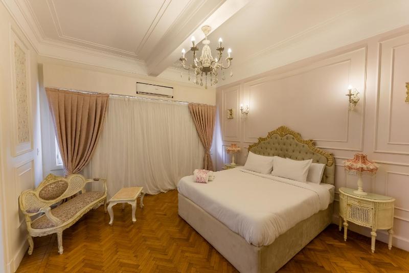 Deluxe King Room image 3