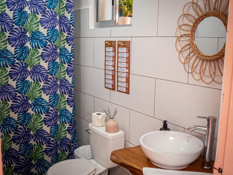 Lolas Hostal - Habitación Individual Doble con Baño Privado - image 13
