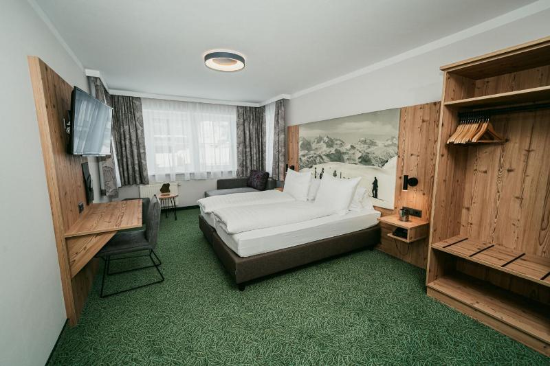 Classic Double Room image 4