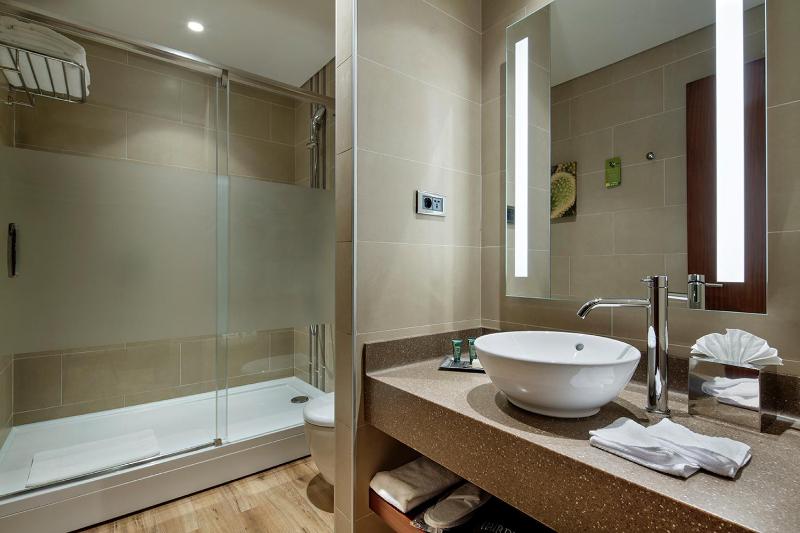 Queen Family Room image 3