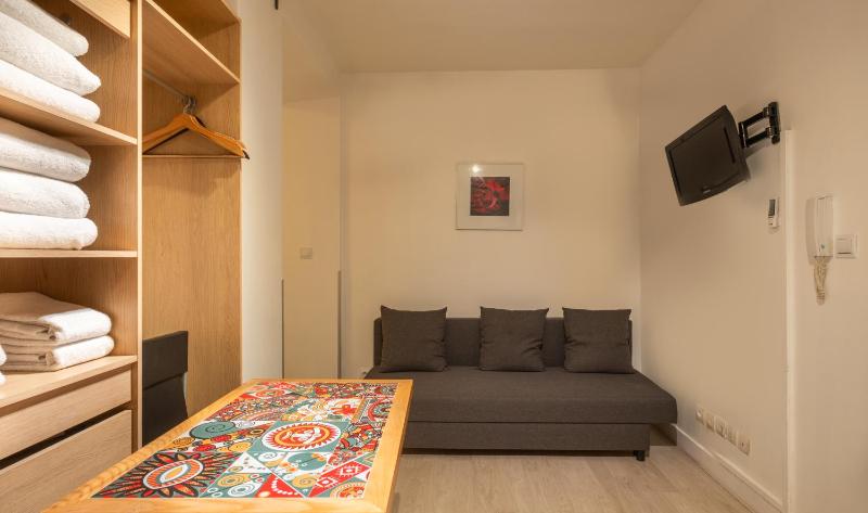 Family Apartment Clignancourt image 3