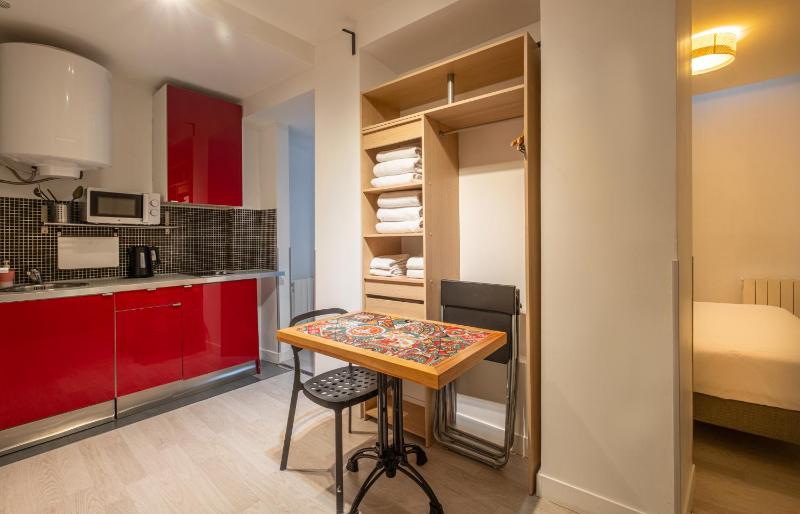 Family Apartment Clignancourt image 4