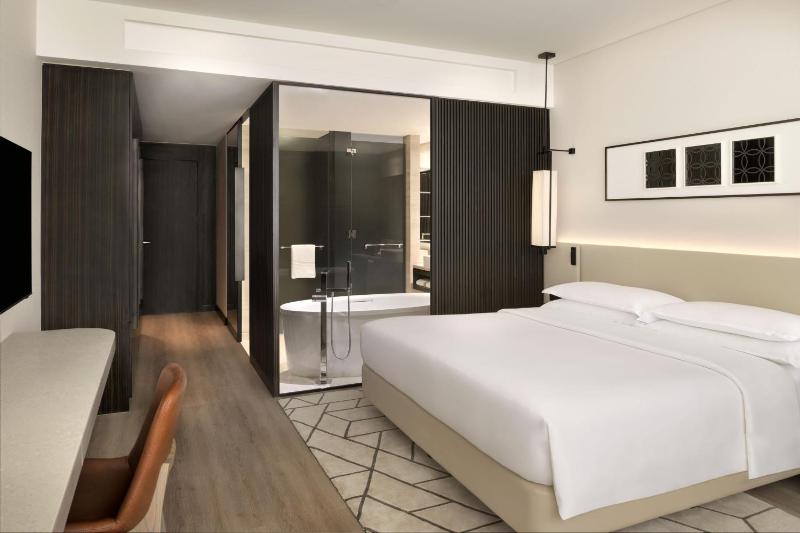 Club King Room - Club Lounge Access image 4