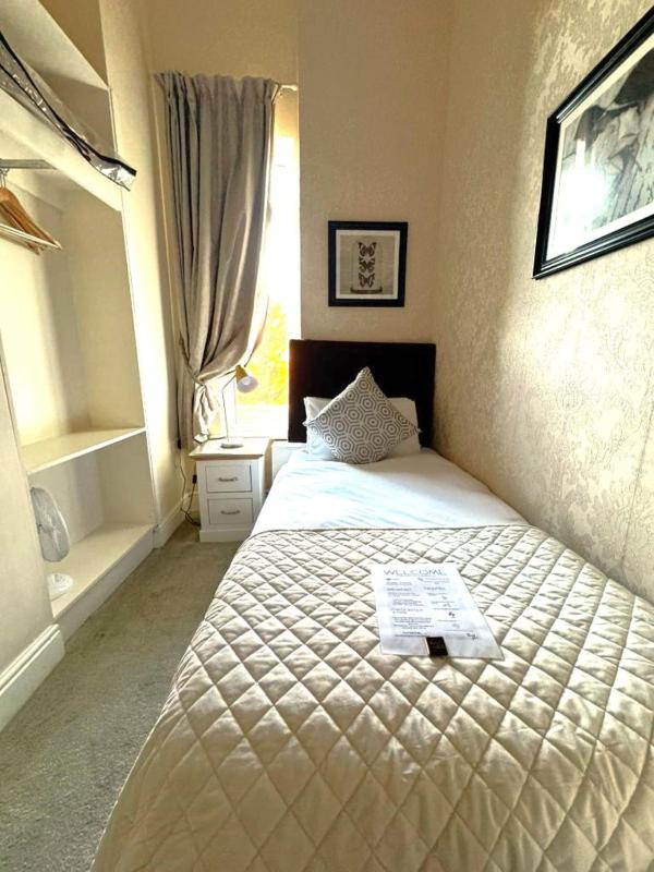 Small Single Room image 4