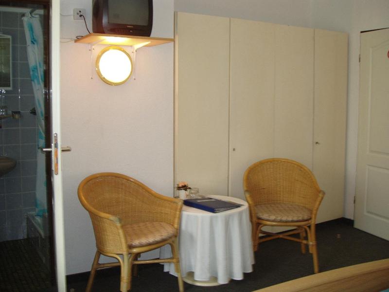 Triple Room with Private Bathroom image 2