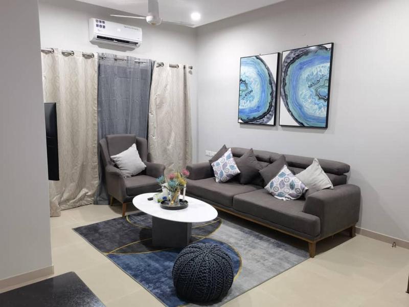 Modern 2-bedroom unit with pool and beach access - image 1