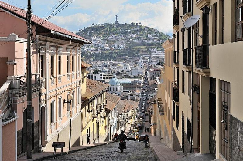 Departamento junto a la Basílica Voto Nacional - Quito - image 3