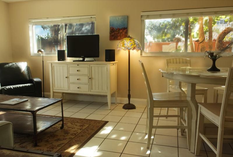 Two-Bedroom King Apartment with Oceanfront View image 3