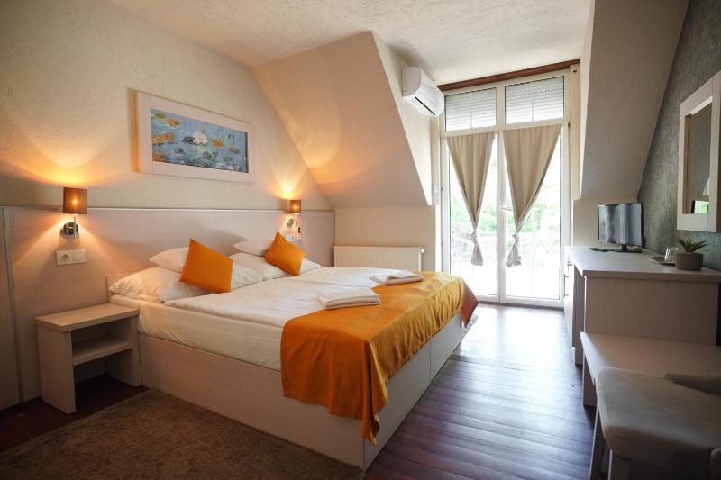 Deluxe Double Room with Balcony image 1