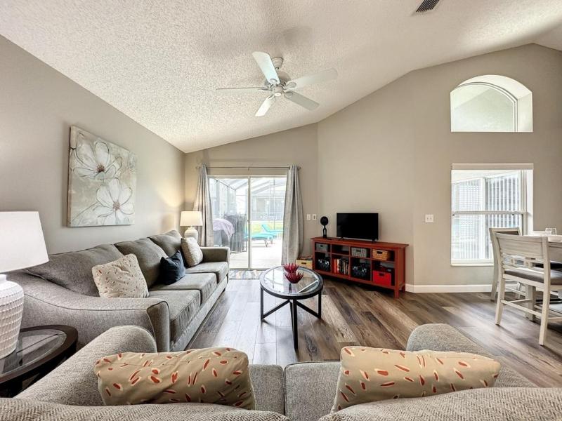 4 BED 3 BATH IN A GATED COMMUNITY WITH POOL villa - image 1
