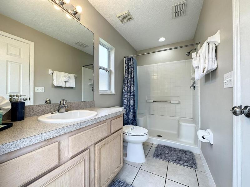 4 BED 3 BATH IN A GATED COMMUNITY WITH POOL villa - image 10