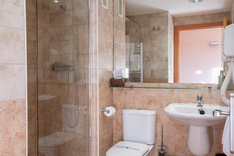 Double or Twin Room image 4