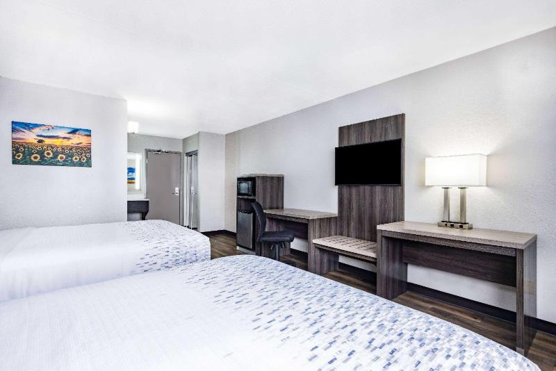 Queen Room with Two Queen Beds - Non-Smoking image 1