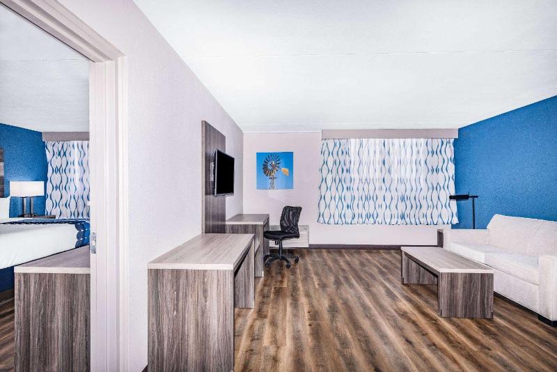 King Suite - Non-Smoking image 1