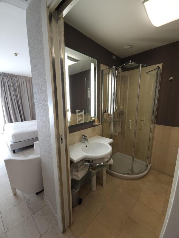 Superior Double Room with Balcony image 4