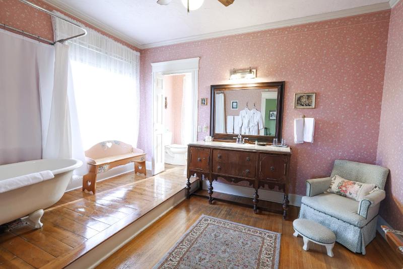 King Room image 4
