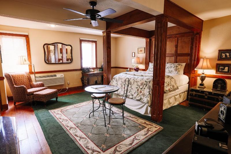 Queen Room with Spa Bath image 1