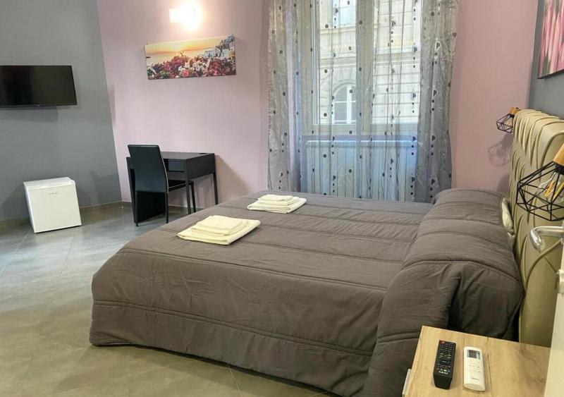 Double Room with Private Bathroom and Balcony image 2