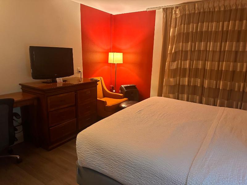 Queen Room - Mobility Access/Non-Smoking image 2