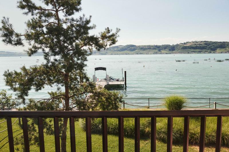 Double Room with Lake View image 3