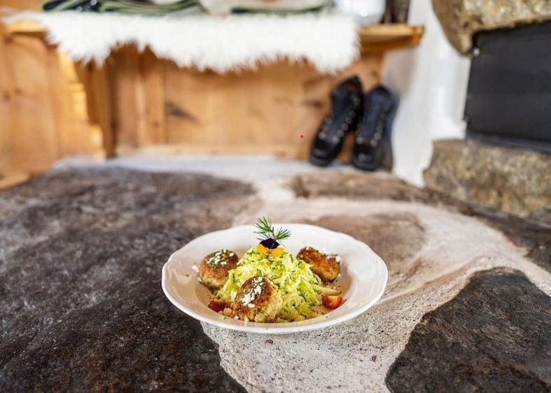 Deluxe Apartment image 1