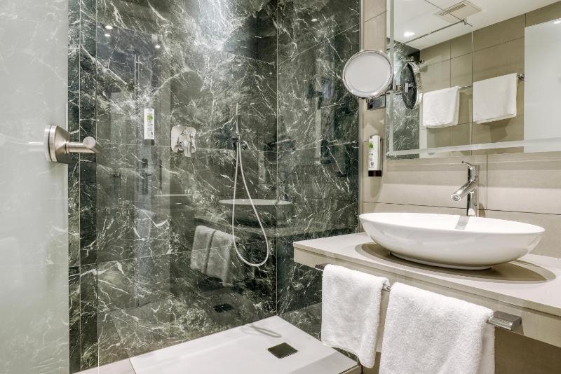 Deluxe Double Room with Balcony image 4