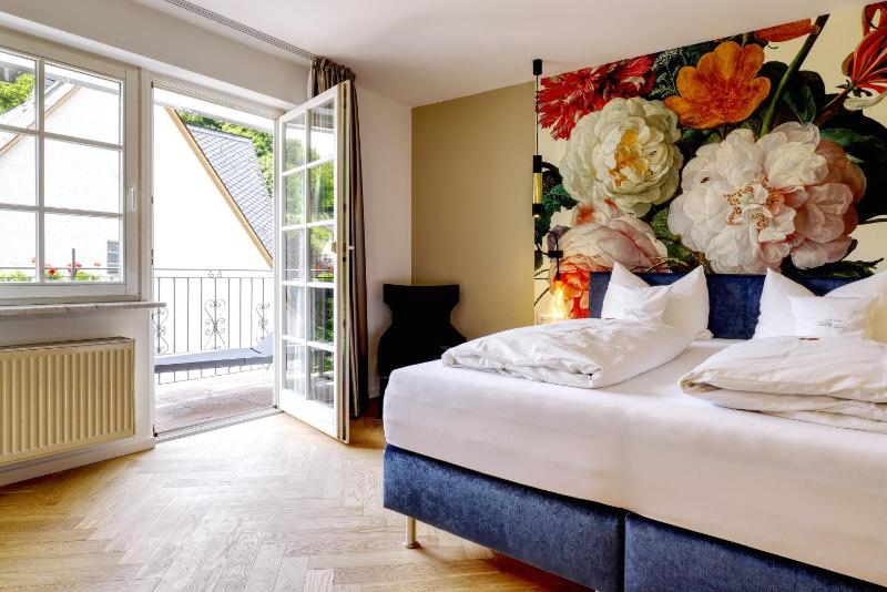 Deluxe Double Room with Balcony image 3