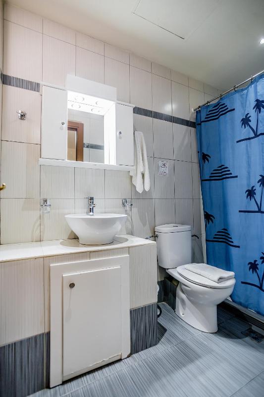 Triple Room with Balcony image 4