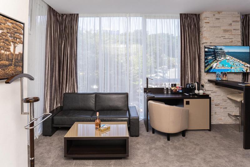 Suite, City View image 3
