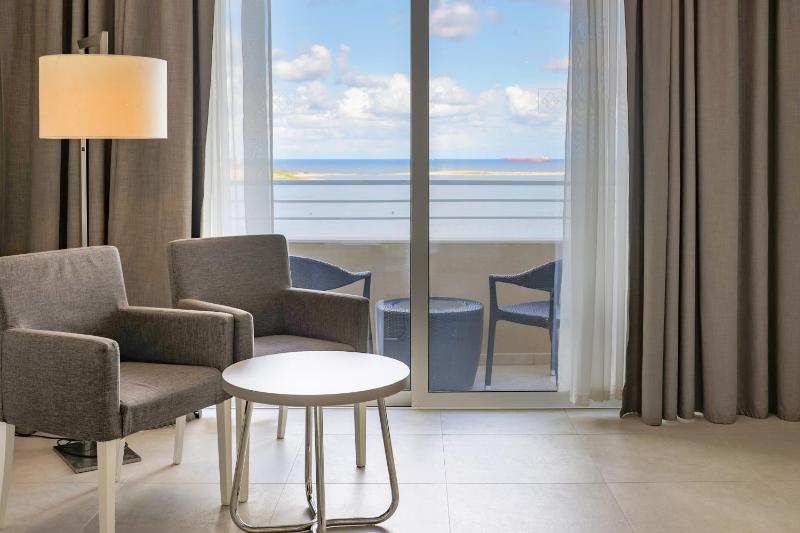 Superior Double or Twin Room with Sea View image 1