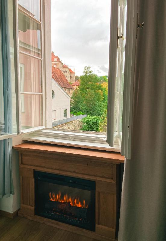 Deluxe King Suite with Castle View image 3