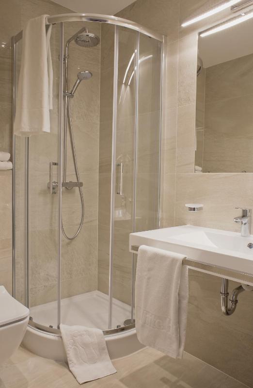 Deluxe Twin or Double Room with Balcony and Forest View image 2