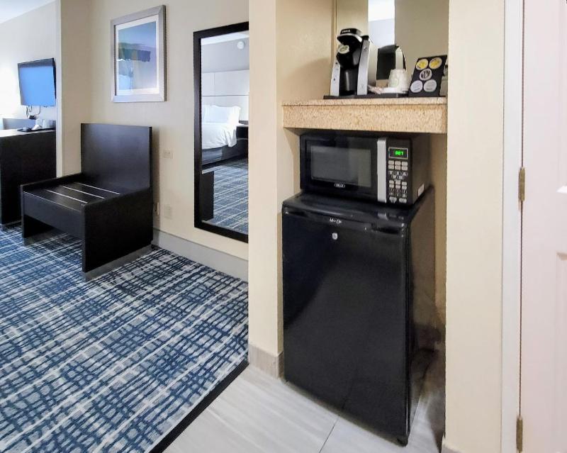 Standard King Room image 1