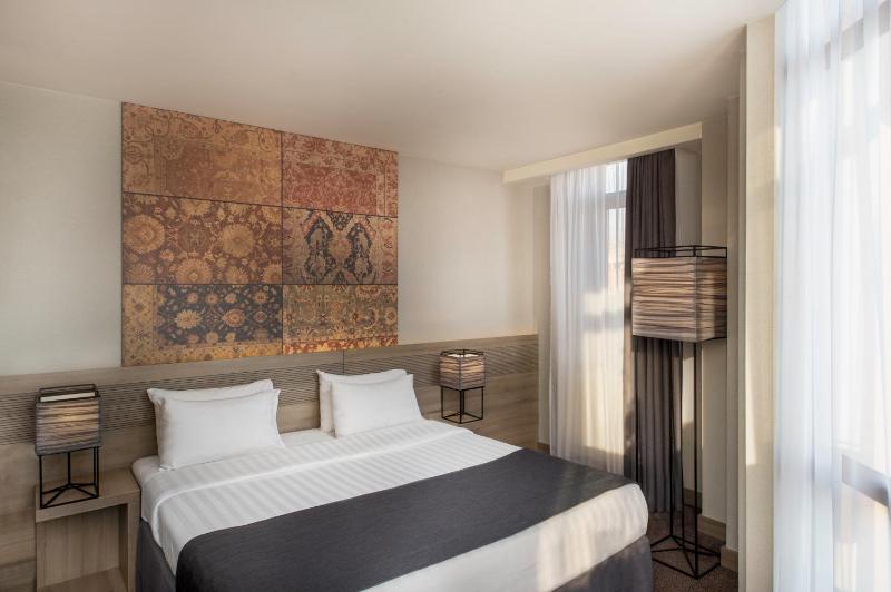 Deluxe Double or Twin Room image 3