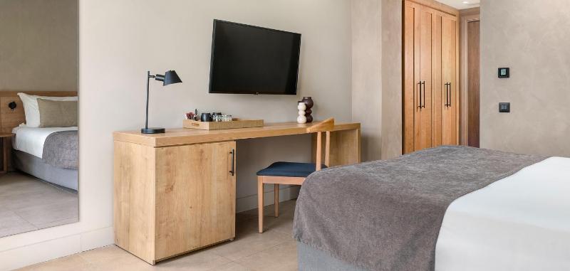 Deluxe Room with Land View image 3