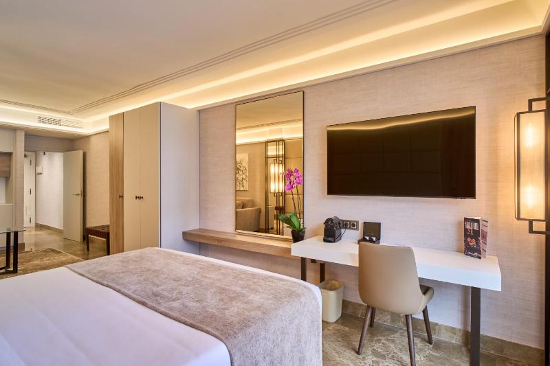 Premium Double Room image 4