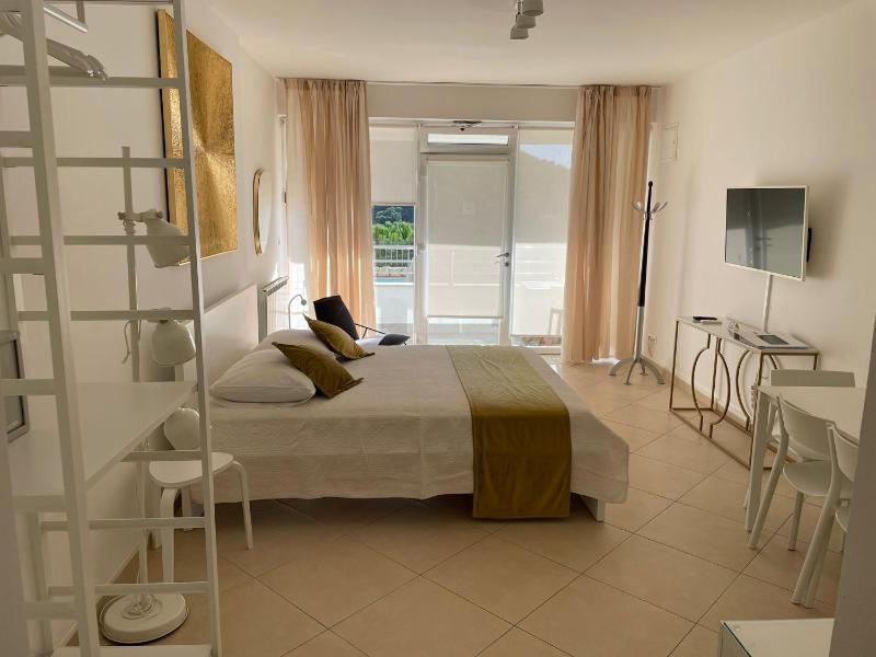 Studio with Sea View image 1