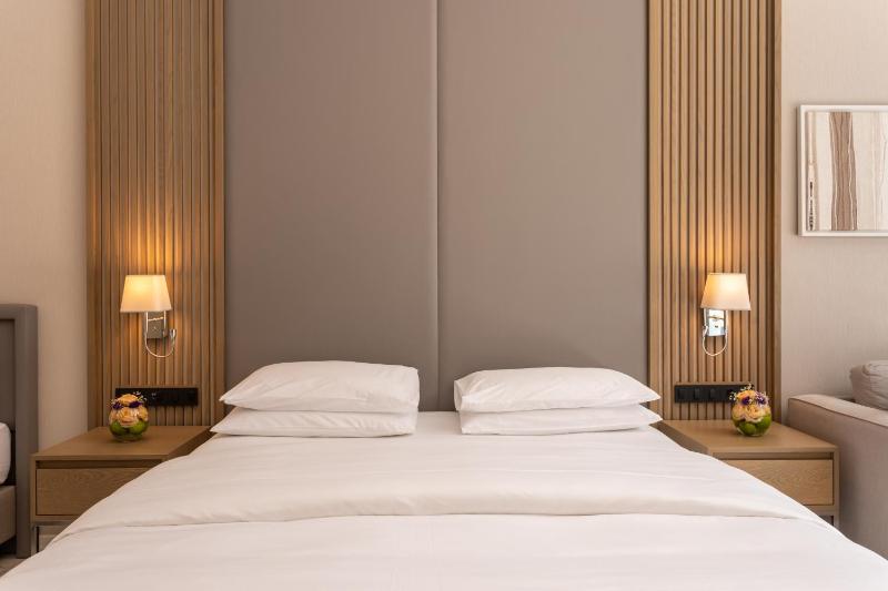 Premium Room with One King and One Twin Bed image 3
