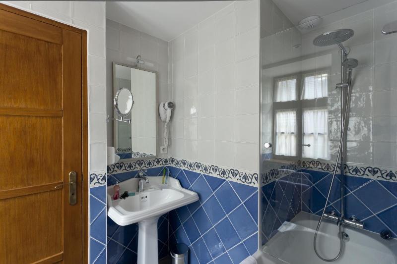 Superior Twin Room with Sea View image 2