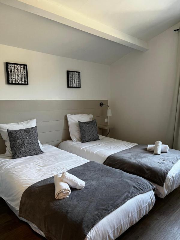 Twin Room with Canal View image 1