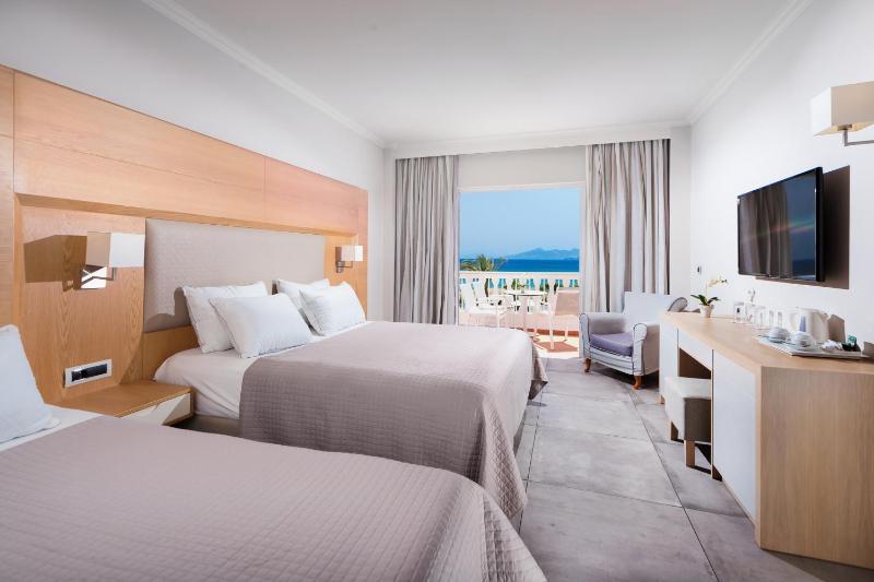 Deluxe Double Room with Sea View image 3