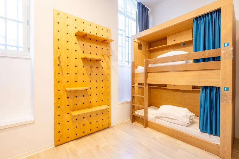 Bed in 8-Bed Mixed Dormitory Room image 4
