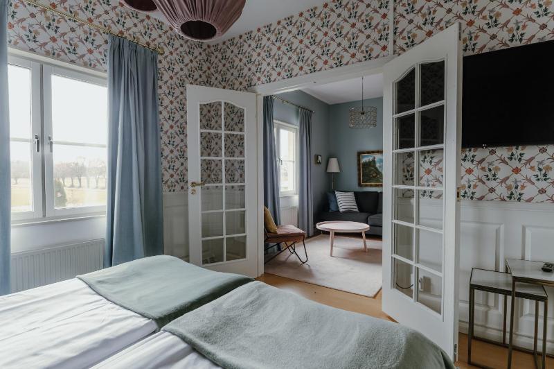 One-Bedroom Suite with Sofa Bed image 4