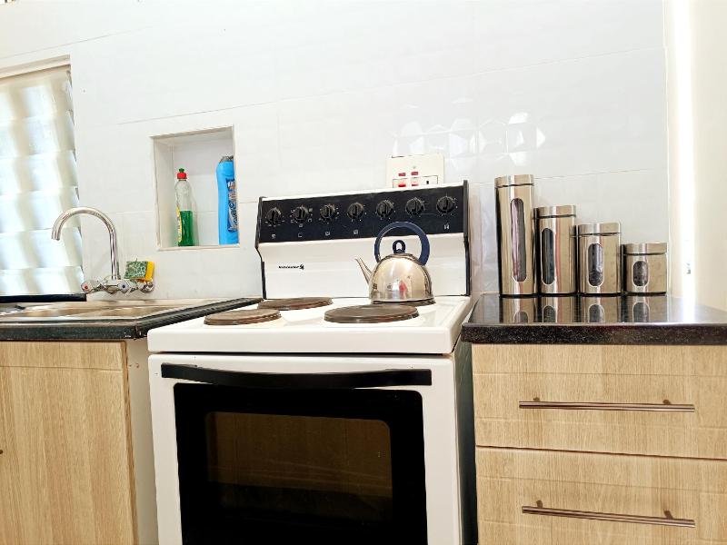 New 1 Bed Apartment 3mins walk to shops Extra King bed - image 10