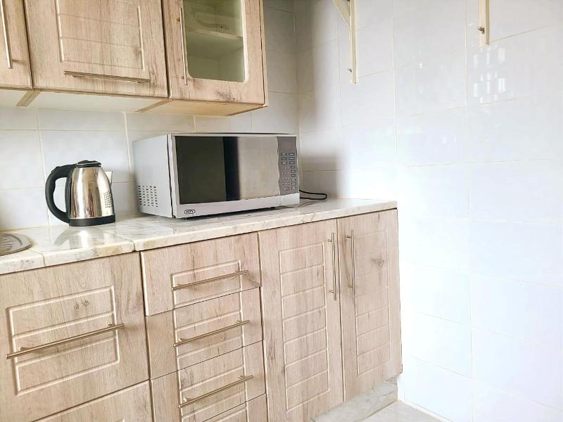 New 1 Bed Apartment 3mins walk to shops Extra King bed - image 2