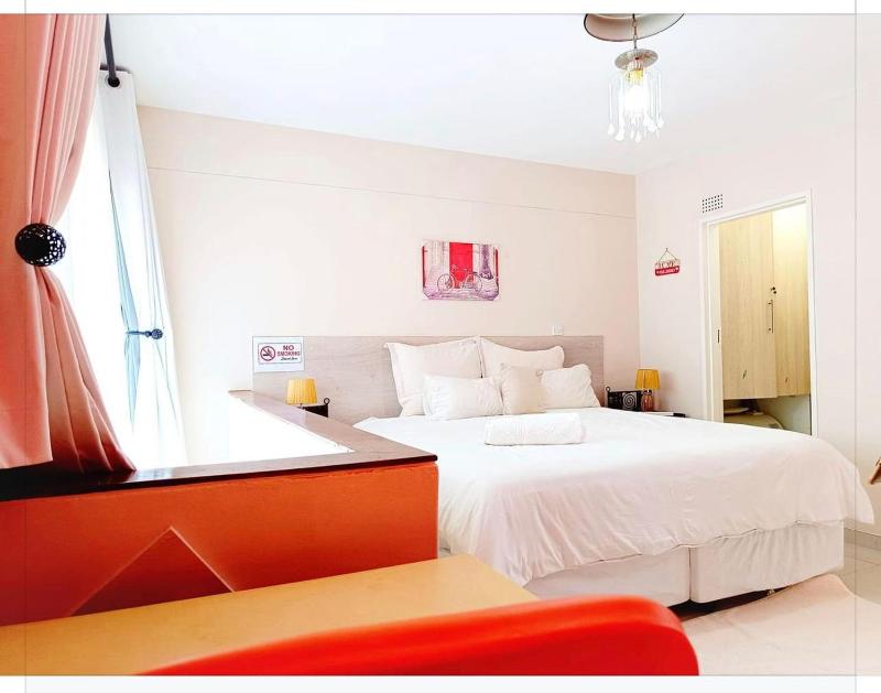 New 1 Bed Apartment 3mins walk to shops Extra King bed - image 12
