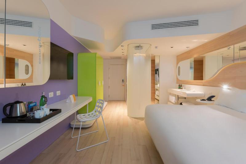Standard King Room image 3