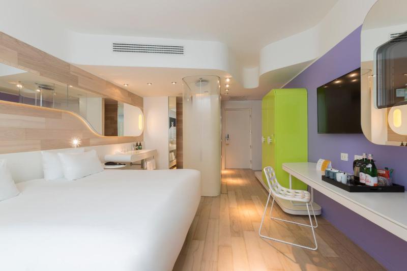 Standard King Room image 4