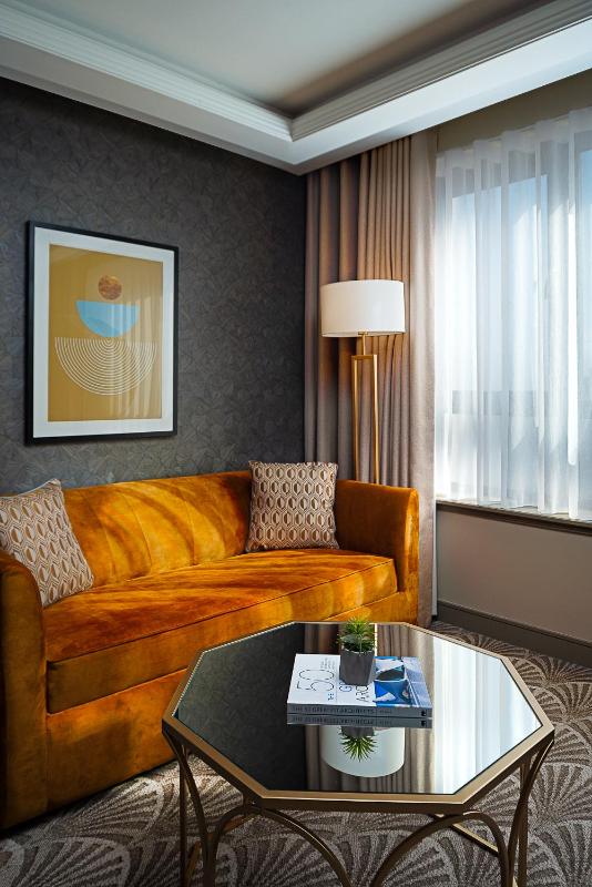 Family Room image 4